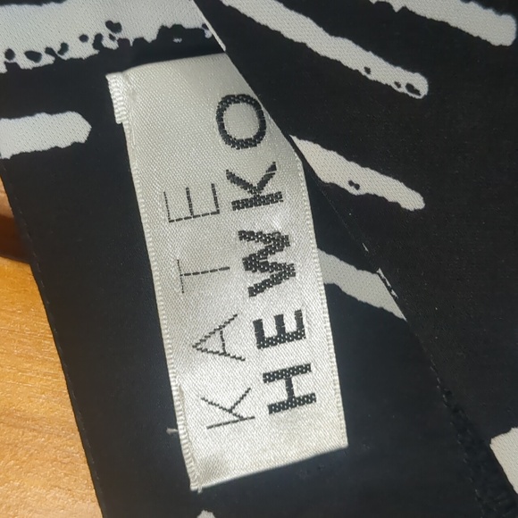 KATE HEWKO* abstract print v neck front and back wide flutter sleeve tunic top - Picture 6 of 7